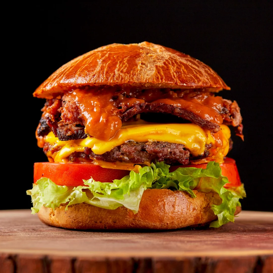 Hambúrguer com salada, queijo e bacon, ilustração da categoria de lanches
